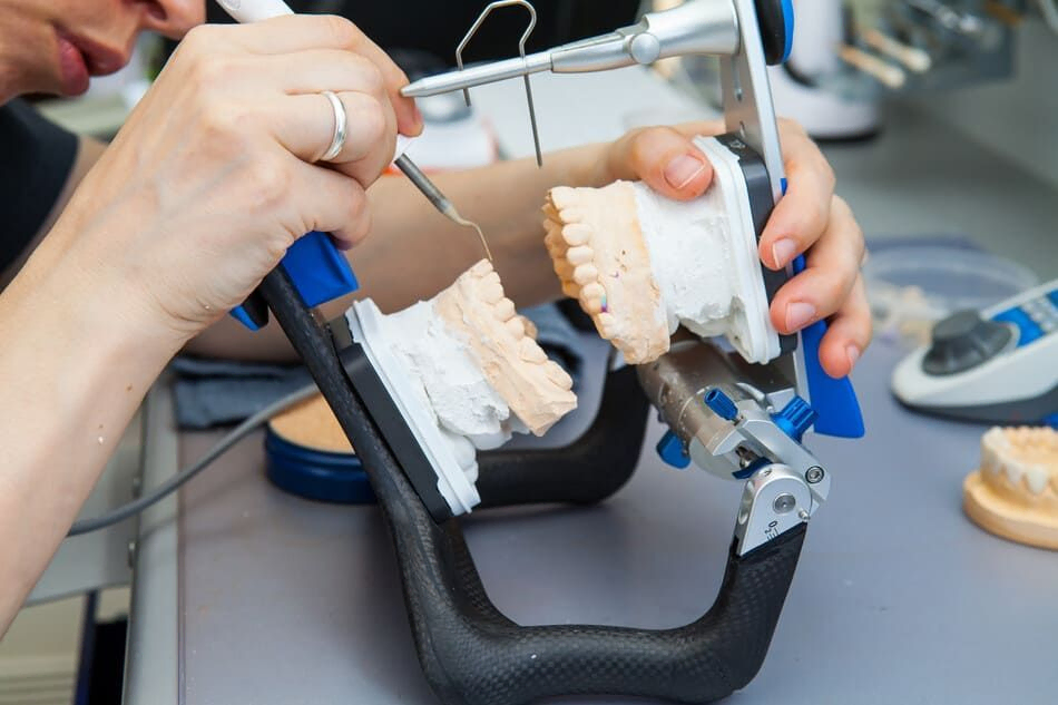 técnico creando prótesis